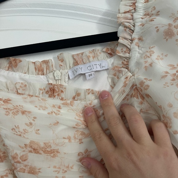 Ivy city co Aniston dress in cream - Picture 5 of 7